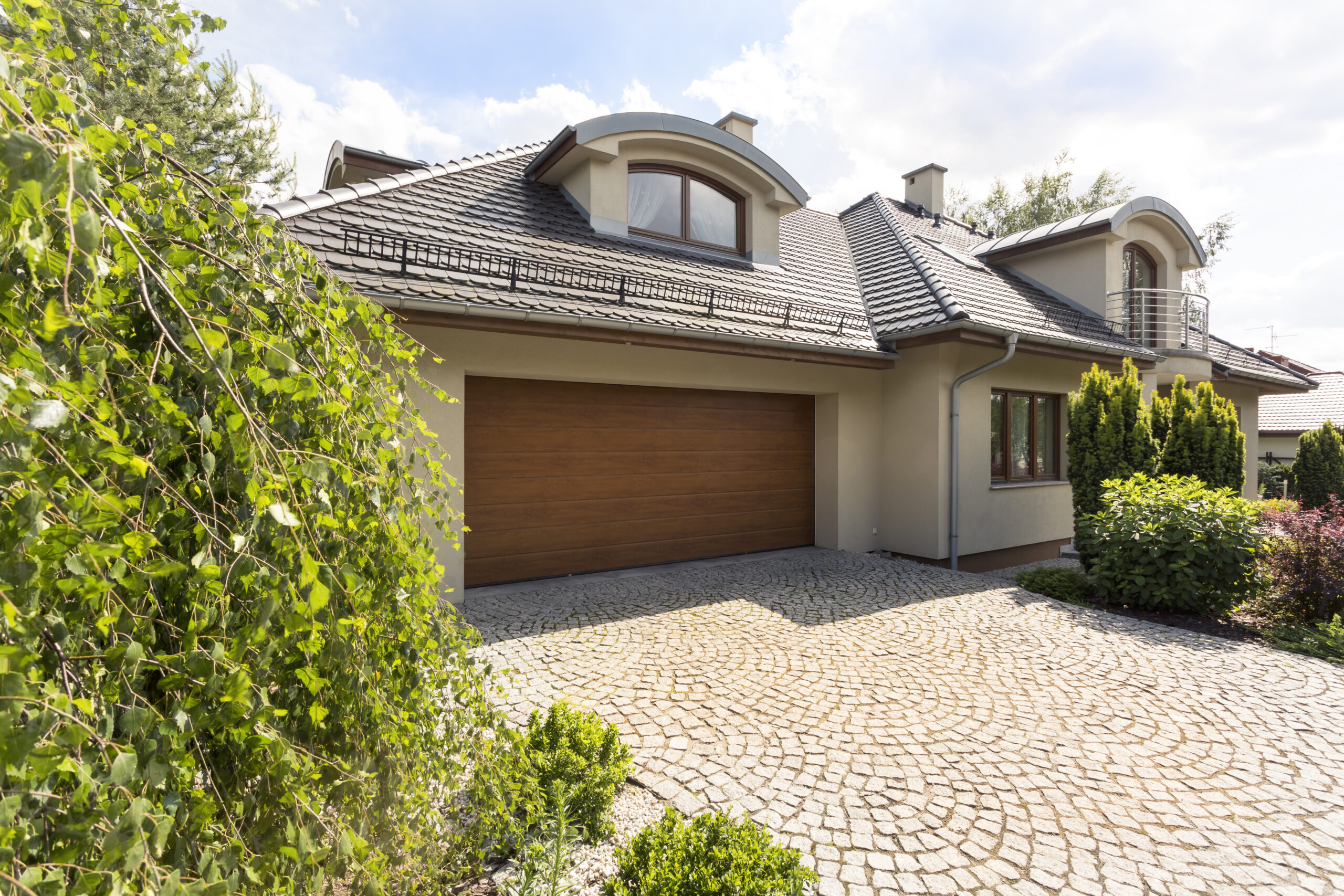 detached house exterior with cobblestone driveway PJF2FUQ scaled